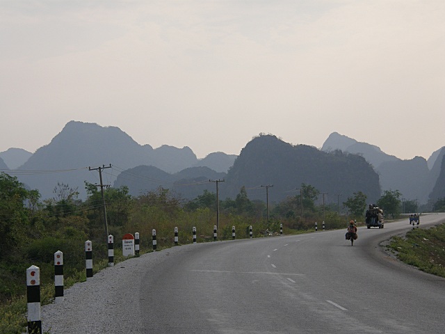 2010/2011 - A véo couché du Myanmar à la Russie et retour. Laos