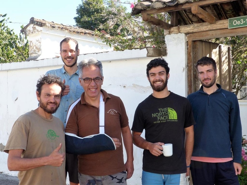 A la casa de ciclista de Tumbaco de G à D, un Mexicain, un Colombien, Santiago notre hôte donc Equatorien, puis un Jurassien et un Espagnol... P1130947.JPG