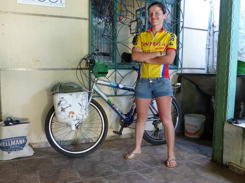 Une cyclote argentine à la casa de ciclista de Foz de Iguazu, mais ce qui me plaît surtout, ce sont ses sacoches avant... P1180595.JPG